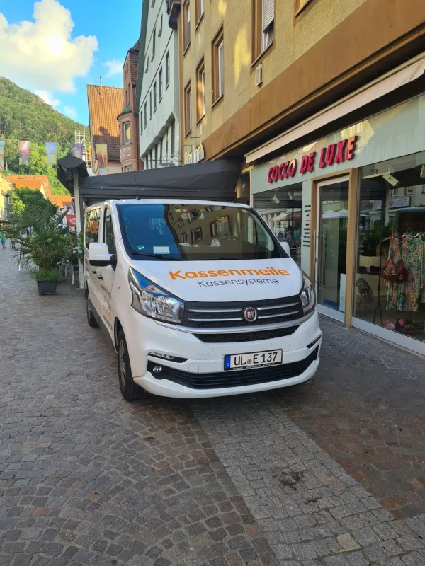 Freundlicher Außendienst der Kassenmeile
